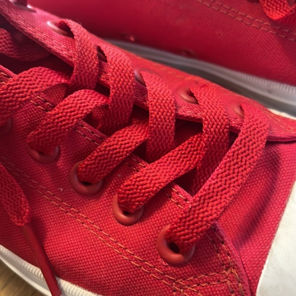 CHUCK TAYLOR MEN’S RED CONVERSE - Picture 4 of 7